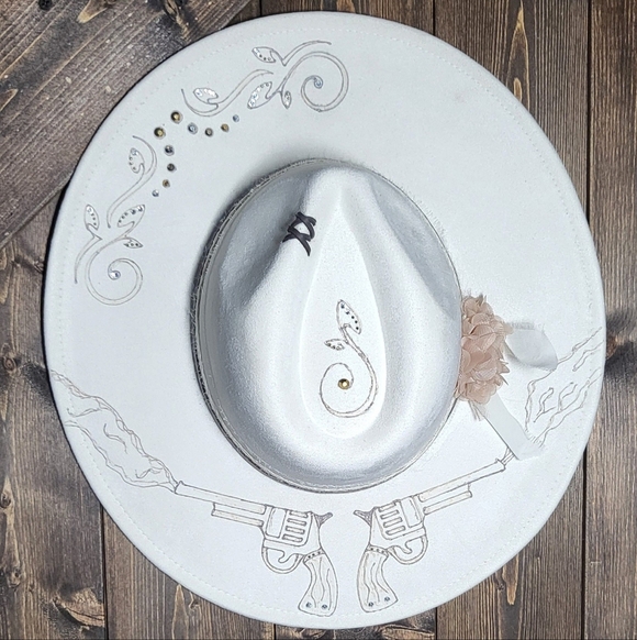 country Journey Boutique Accessories - NWT Ivory burned fedora cowboy hat with studs
